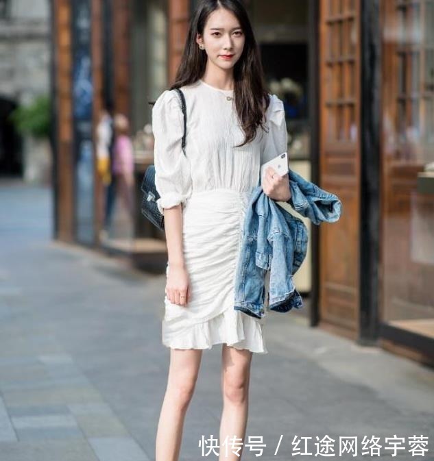穿搭|街拍:身材超好的小姐姐,这一身穿搭也是把身材呈现出了极致!