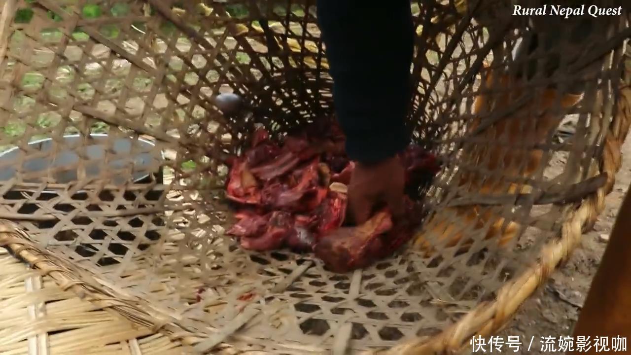 中国小伙在尼泊尔花8000卢比买下一头羊,请当地老人吃羊肉