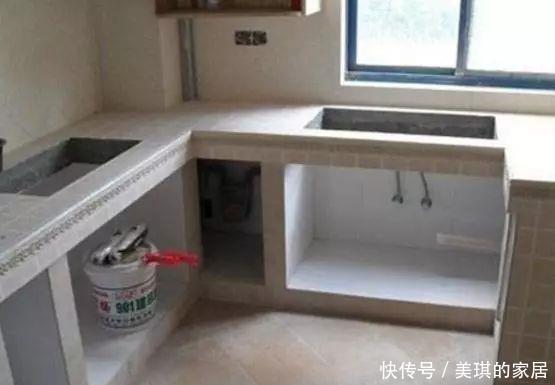 红砖|越来越多人家里不买橱柜了，回家直接用水泥砌，太聪明了！