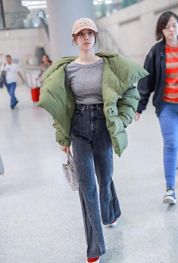 穿羽绒服时，只知道黑色？2021的“流行色”来了，时髦显高级