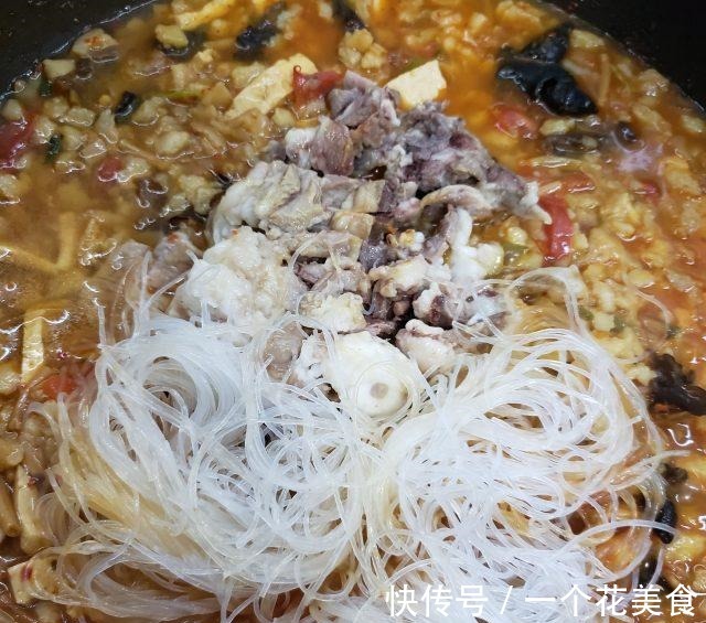 小炒泡馍，馍筋爽滑，料重味纯，酸辣开胃！