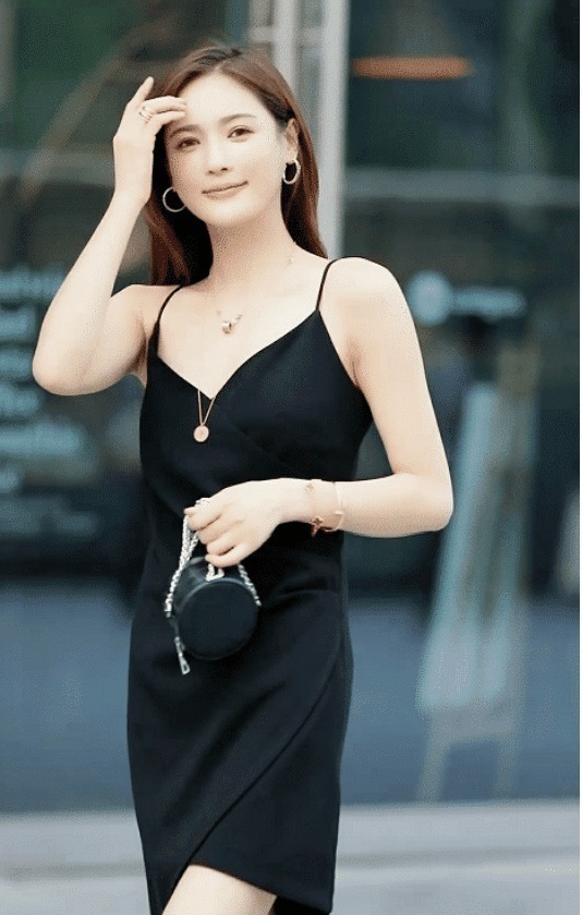 美女|美女穿着吊带睡衣就上街,惊醒了谁的“盛夏光年”