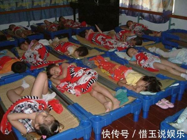 牛仔类|探望完幼儿园午睡场景后,告诫各位宝妈别再给孩子买这样的衣服!