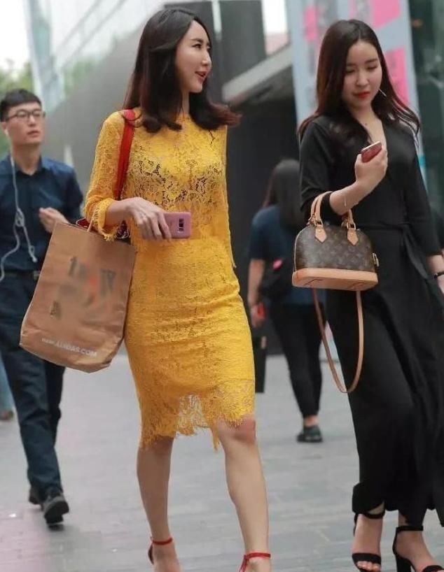 楚楚动人|街拍美女小姐姐身穿牛仔短裤更显修长俏丽,气质楚楚动人