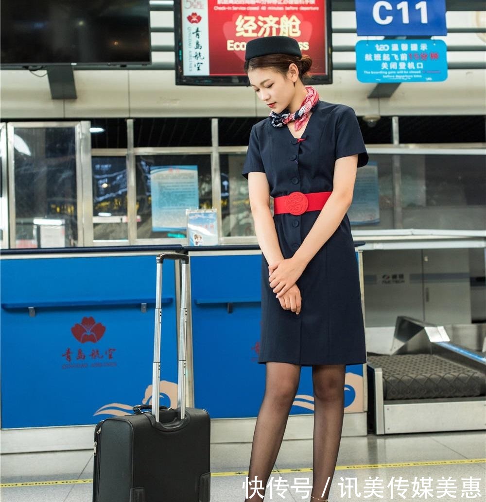 高跟鞋|藏青色的连衣裙,搭配黑色矮跟高跟鞋舒适有型,走起路来轻便优雅