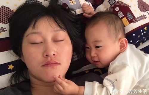 宝宝|一岁宝宝的“暖心叫早”方式火了,网友:这样的娃给我来一打