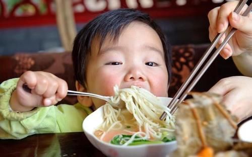 小雯|宝宝什么时候可以吃大人饭?3个方面告诉你答案,看完就懂了