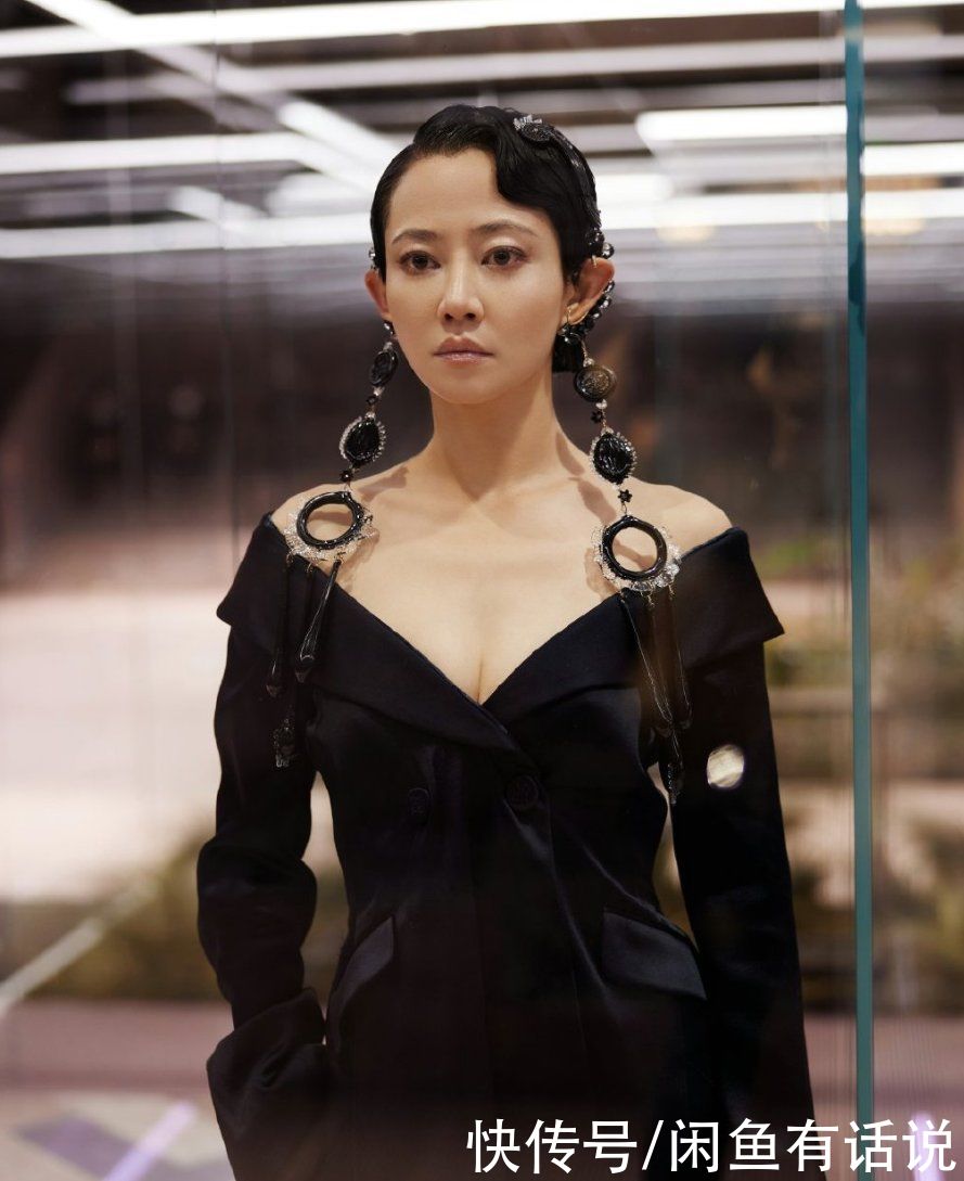 芬迪高定秀太奢华，18万颗青铜珍珠做礼服，靴子还缝8万颗细珠