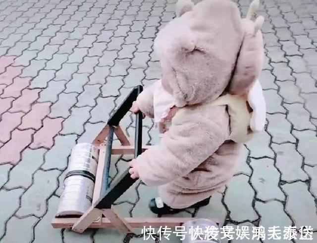 小姐姐|巧手爸爸为宝宝打造“超豪华”学步车,妈妈心疼四个轮子1000