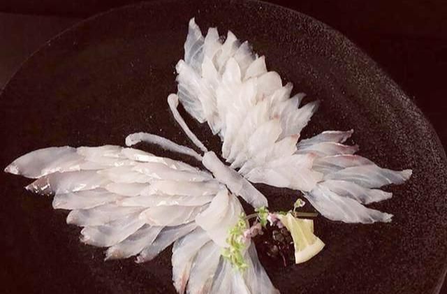 日本大厨秀刀工,把鱼切成了蝴蝶,只见中国小学徒拿过来一节莲藕