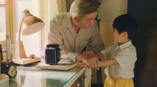 新知识|“最年轻姥姥”走红,抱外孙逛商场像母子,网友直呼:姥爷太幸福