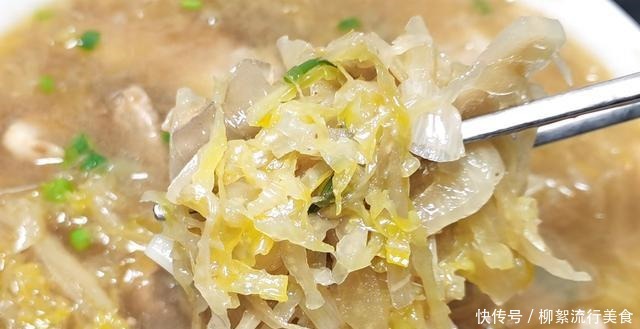 一到冬天,就爱吃这道东北“炖菜”,酸爽开胃,吃起来解馋又保暖