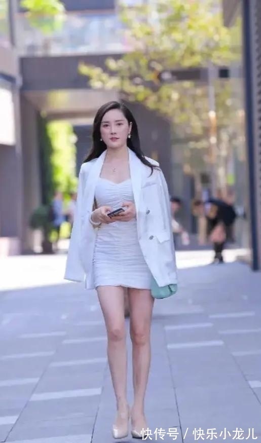 三色系 白色的褶皱抹胸裙外搭白色的西装,穿出了清新优雅又帅气的美