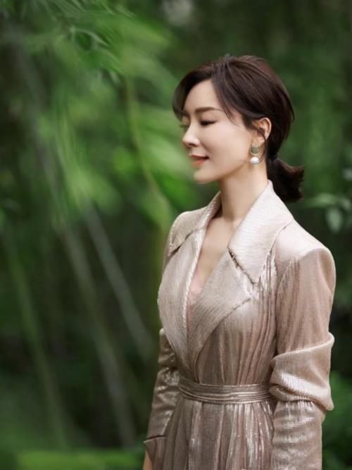 学会|女人过了40岁,一定要学会“减法穿搭”,高级又显气质