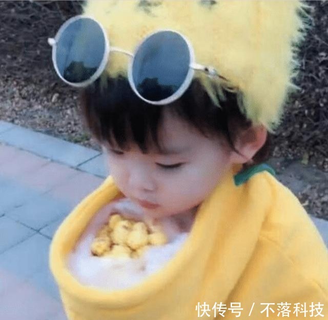 爸爸|爸爸粗心给女儿的衣服穿反了,当女儿转身后,妈妈笑喷