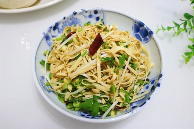 夏天最受欢迎的豆腐皮吃法，一煮一拌就上桌，软嫩入味特好吃