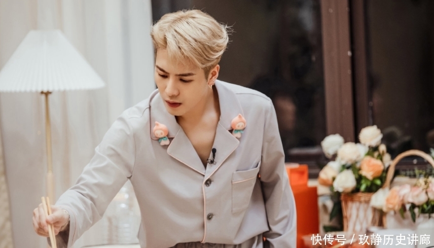 《密室大逃脱3》即将播出,官宣王嘉尔加盟,穿桃子睡衣接地气