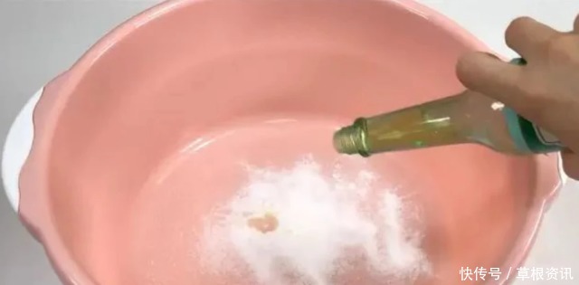 不管毛巾多脏多黄，在水里滴几滴，洗完的毛巾又软又干净！