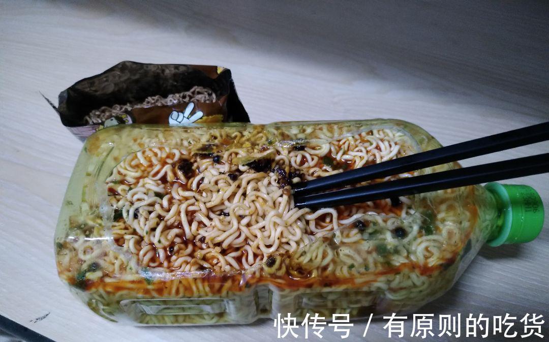 顺序|煮泡面时,先放料包还是面饼?顺序做不对,难怪油水大还不好吃