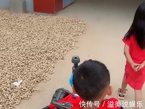奶奶|萌娃“开拖拉机”帮奶奶运花生走红,不愧是全村最靓的那个仔