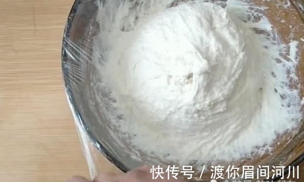 鸡蛋|4个鸡蛋，1碗面粉，不揉面，不擀面，简单做出超好吃的鸡蛋饼