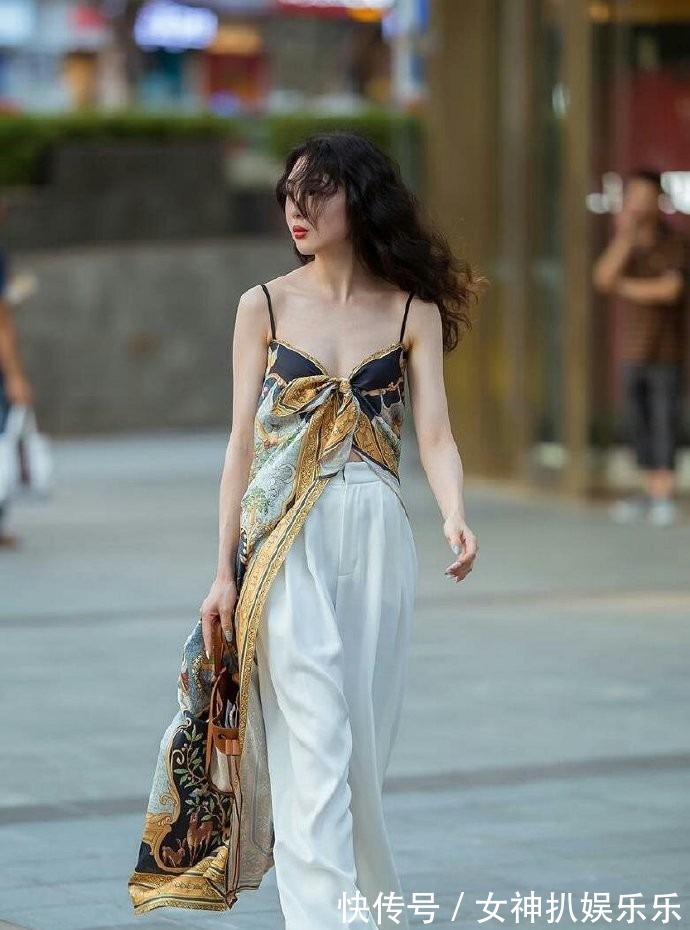吊带衫 姐姐把吊带衫穿出了新高度，是时尚，还是哗众取宠呢！