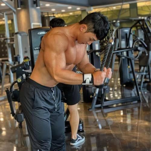 肌肉型男|胸肌+八块腹肌+麒麟臂,90后肌肉型男好精壮,给人真有安全感