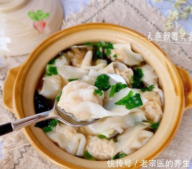 香菇鸡肉馄饨,薄皮大馅,汤鲜肉嫩!