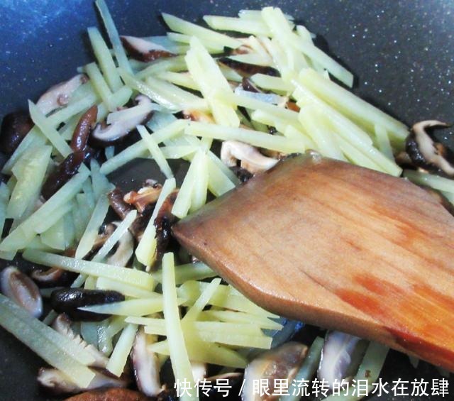 香菇炒土豆丝,家常快手小炒!