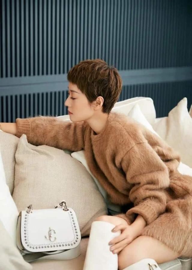 优雅|40岁左右的女人别毛衣配裤子,学马伊琍毛衣“新搭配”,很高级