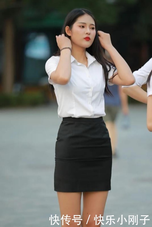 白色短袖衬衣,带来明亮干净的感觉,秀出柔美颈部