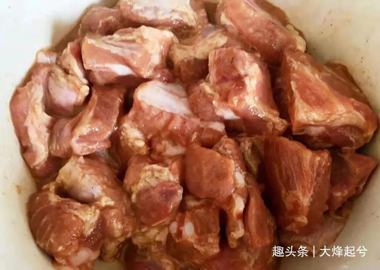 饭店的干锅排骨为啥那么好吃，大厨教你技巧，简单又实用