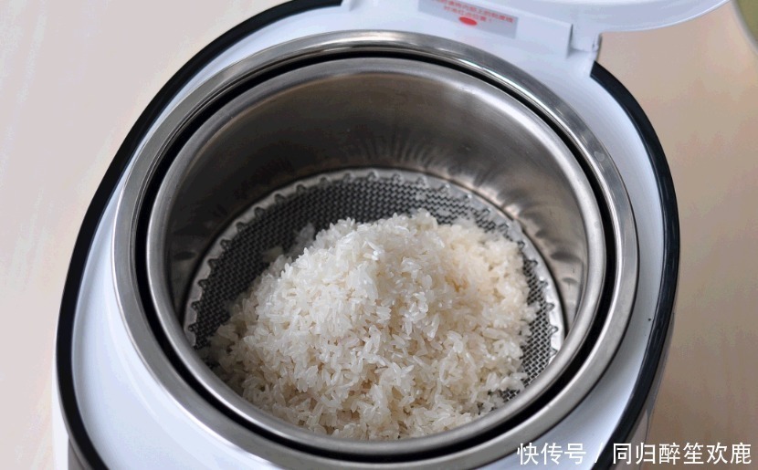 蒸米饭,只加水是外行水里多加这2样,米饭又香又软,粒粒分明