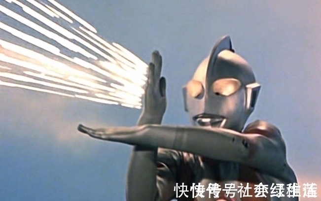 变身器|奥特曼:用错了变身器会怎样?迪迦变女装大佬,初代奥特曼最惨!