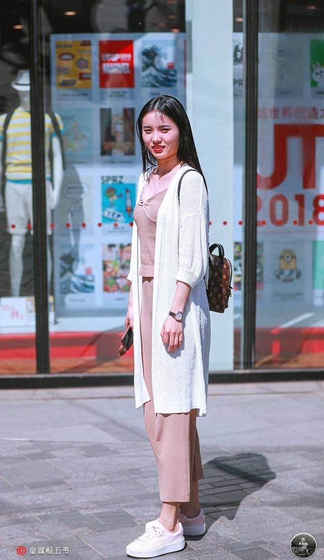 看似|每个人都有属于自己的穿法,看似很简单服装,穿起来美丽又有特点