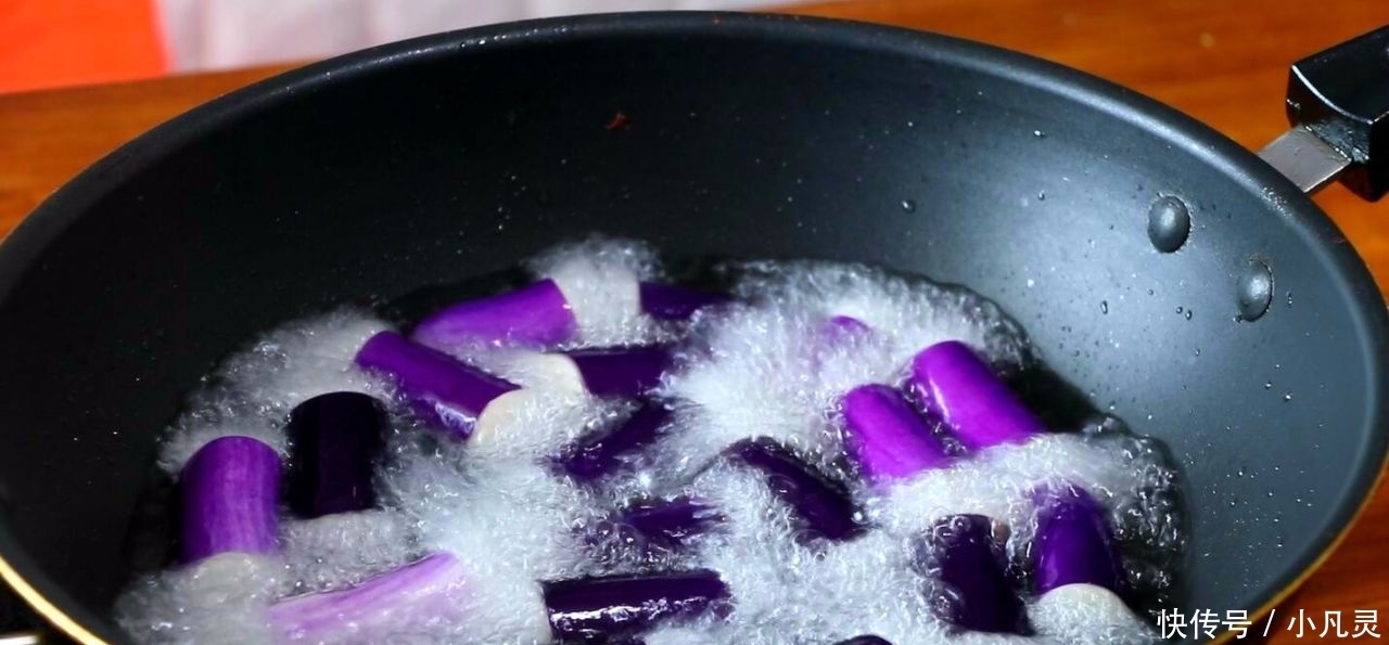 茄子别再炒着吃了,教你一种新做法,比大鱼大肉香,做三根不够吃