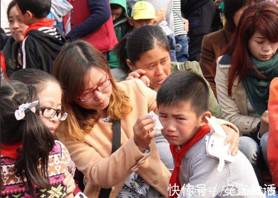 家长|孩子遇事动不动就哭？李玫瑾教授直言：可能是家长的反应出了问题