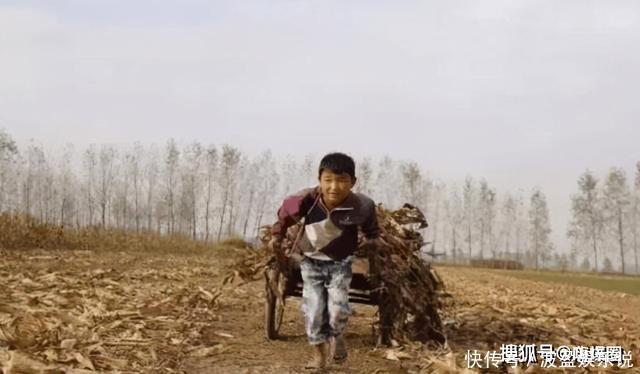 6岁男孩每天都用假钞买煎饼,老板从未拆穿过,20年后惊喜来了