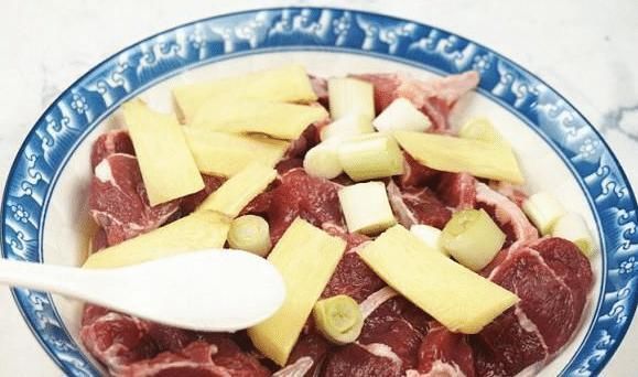 炖牛肉时，不要焯水后直接炖，学会这几招，牛肉汤又鲜又香！