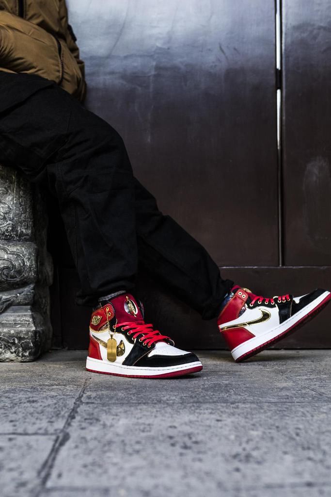 AJ1 钩子里灌水新玩法“牛转钱坤”，限量仅 88 套！