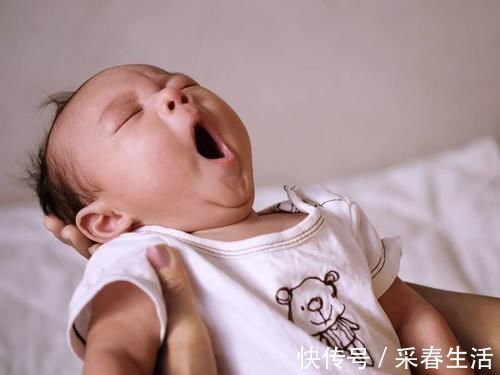 宝宝|宝宝吃手,妈妈要拒绝吗?宝宝吃手的4个阶段,应对方法大不同