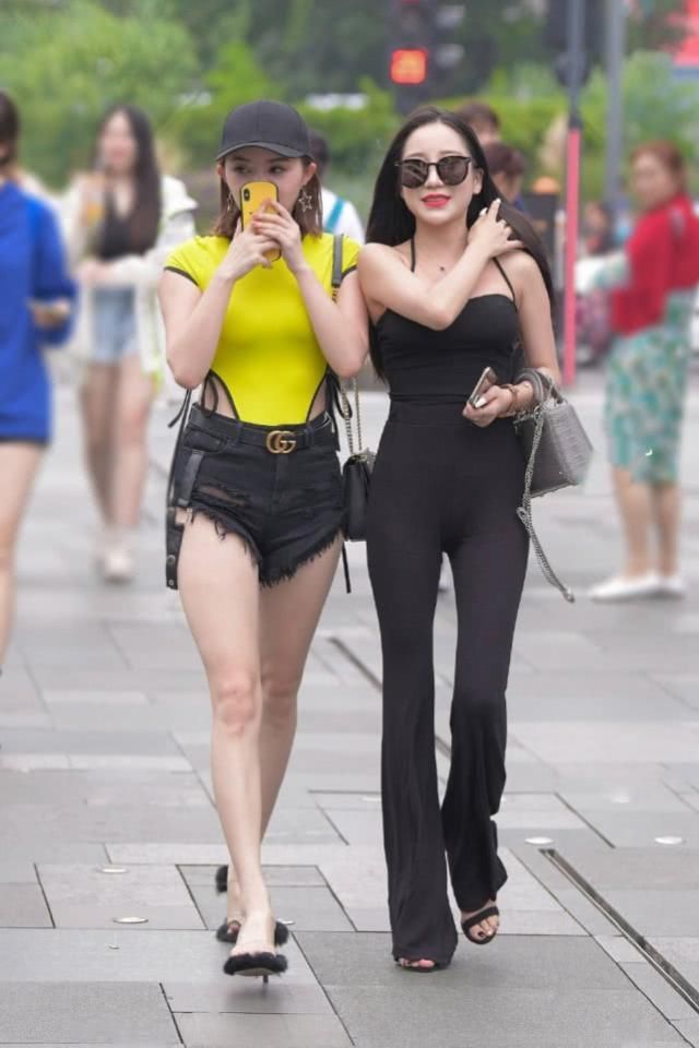 美女清新的休闲搭配简洁时髦，修饰身姿也让你很有气质