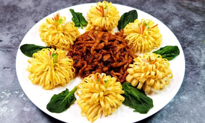  这道“花开富贵”，是年夜饭的压轴菜，颜值高寓意好，吃出好彩头