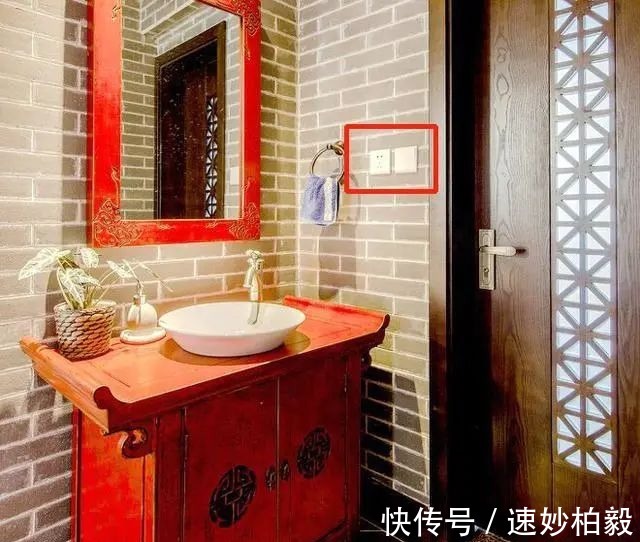 安装|洗脸盆边装插座？老师傅建议大家注意这个细节，现在知道还不晚
