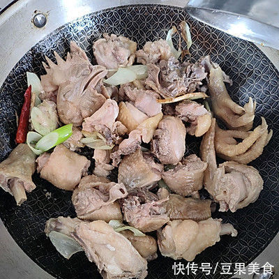 小鸡炖蘑菇|这道小鸡炖蘑菇太销魂，连吃3天都不腻