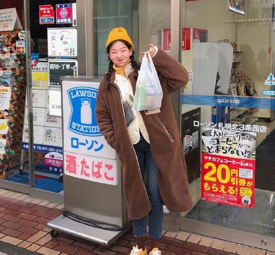 韩国博主利和的帽子搭配太“火”了！根据穿搭色彩选帽子，更精致