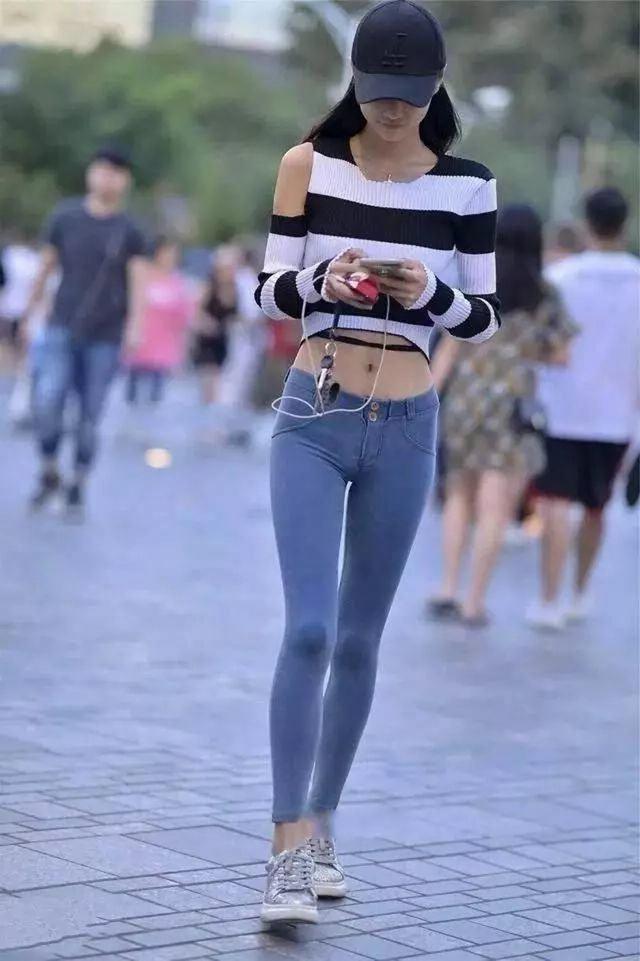 白嫩|街拍：肌肤白嫩的小姐姐，一身搭配十分的减龄
