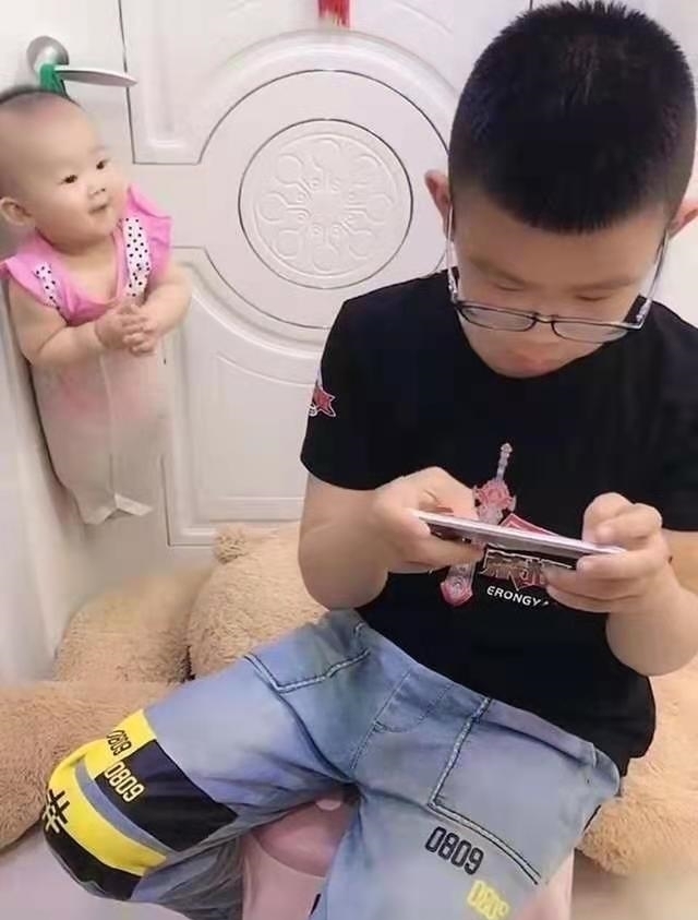 小宝宝|不靠谱舅舅为了打游戏,将女宝宝直接“封印”,家长可要小心了