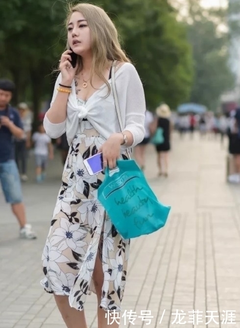 街拍美图:时尚亮眼的小姐姐,韵味十足的裙装打扮,魅力四射!