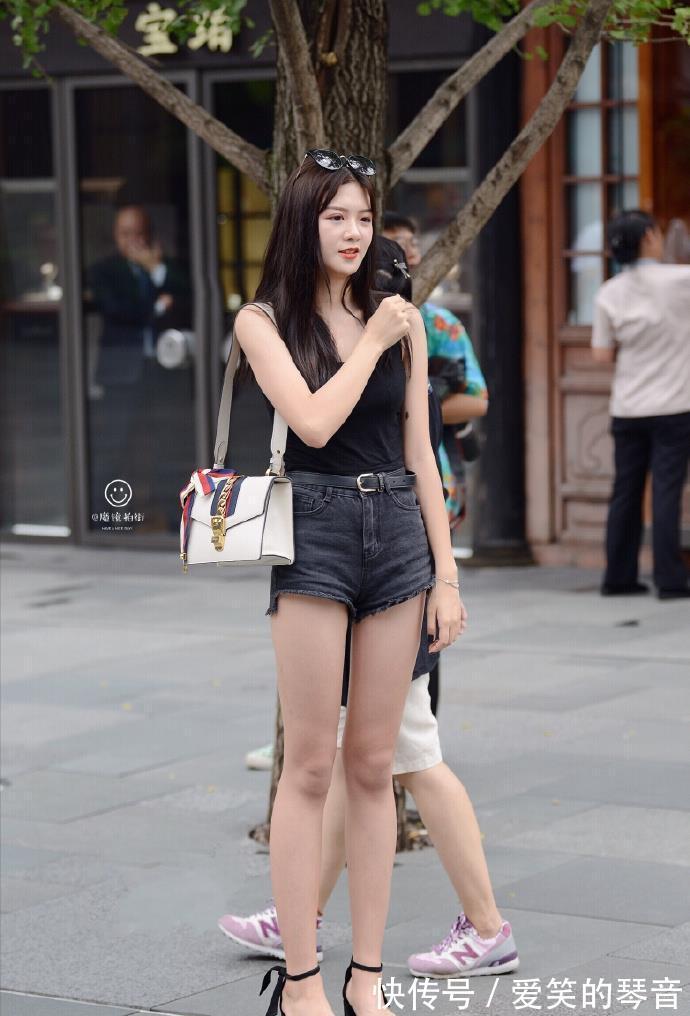 半身裙|美女穿搭：蕾丝上衣搭配短裤有些小性感，小姐姐这样穿太撩人心动！